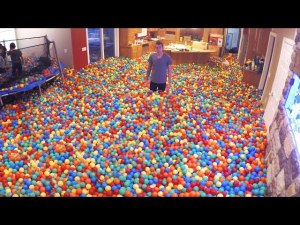 Mujer llega a su casa y la encuentra convertida en una piscina de pelotas gigante (Video)