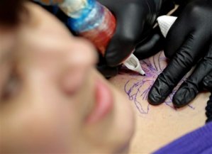 Tatuajes para sobrevivientes de cáncer de mama en EEUU