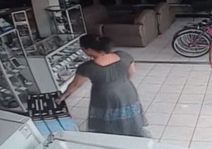 ¡Vestido mágico! Una mujer se roba un plasma en segundos (Video)
