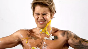 Justin Bieber bañado en mucho huevo (¡Ah bueno!)