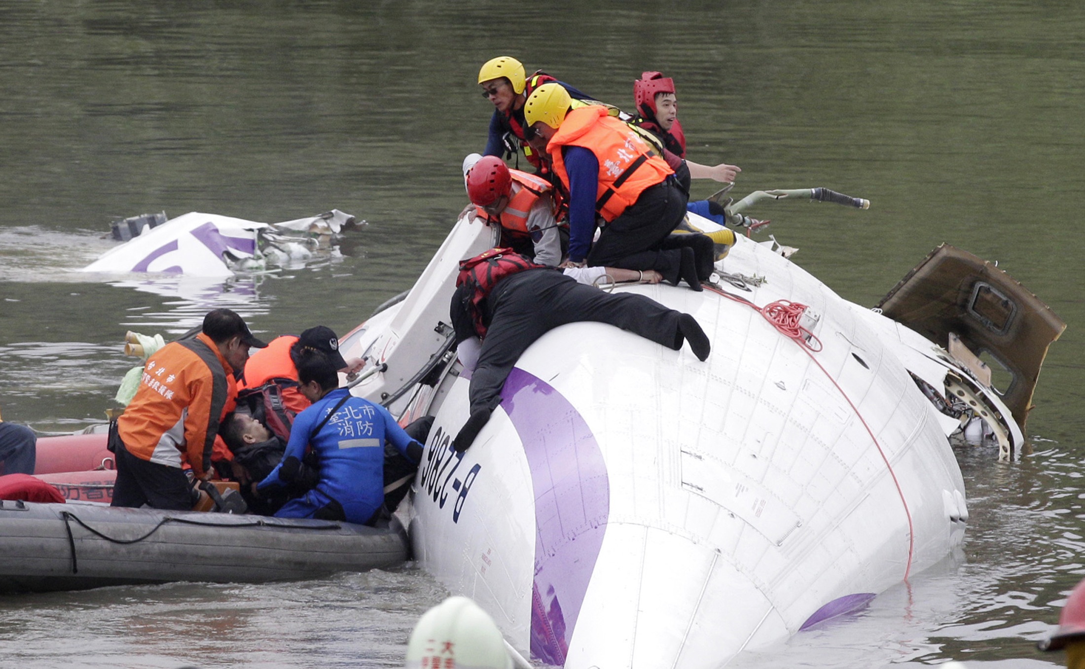 Спасательная операция. ATR 72 катастрофа Тайвань. Самолет для спасения людей. Спасение пассажиров самолета.