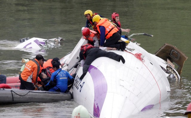 En la imagen, las labores de rescate del avión en New Taipei City