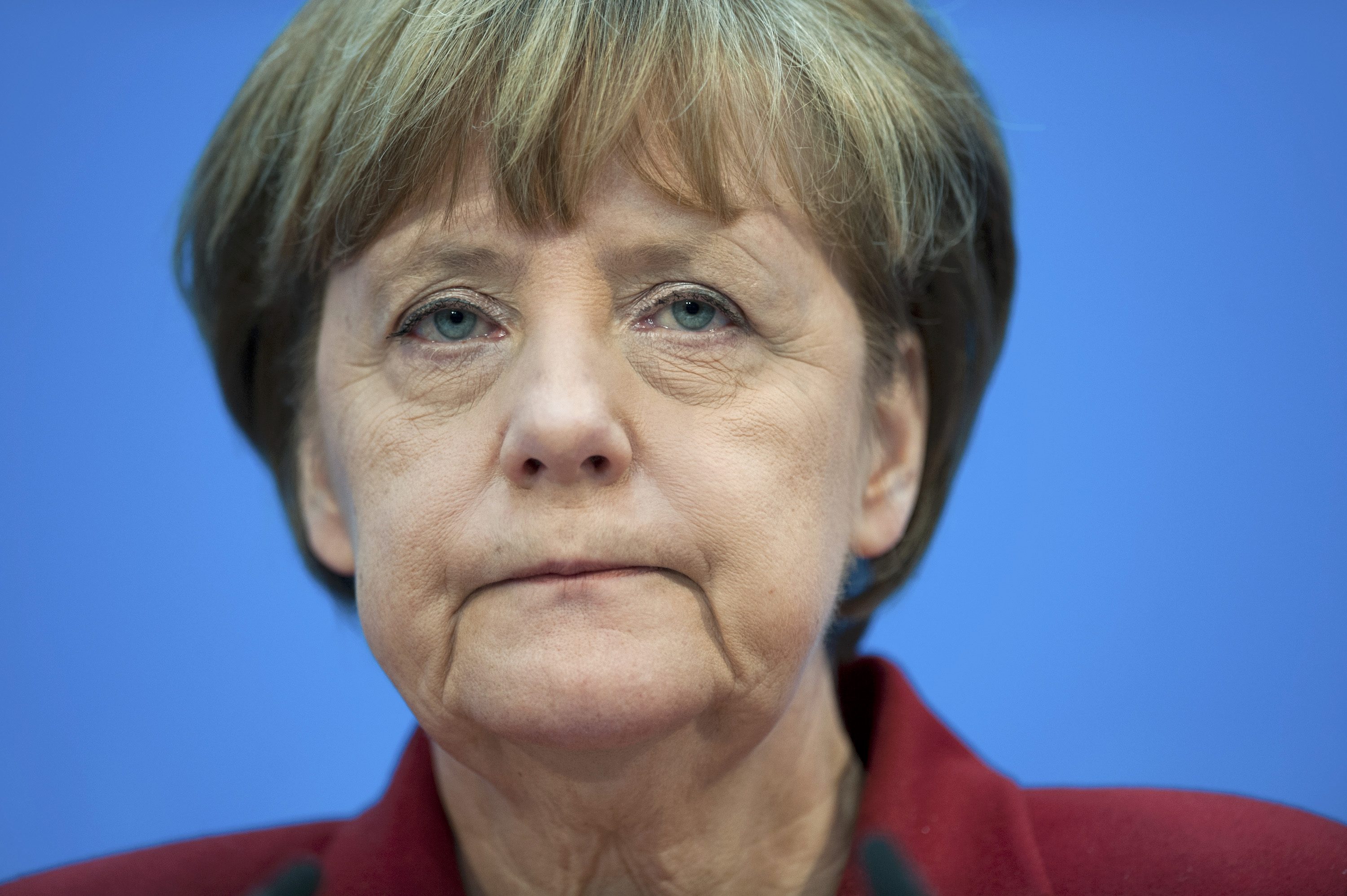 ¡Sin palabras! Esta publicidad alemana sugiere que Angela Merkel es lesbiana (VIDEO)