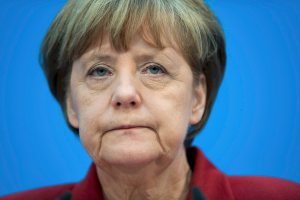 ¡Sin palabras! Esta publicidad alemana sugiere que Angela Merkel es lesbiana (VIDEO)