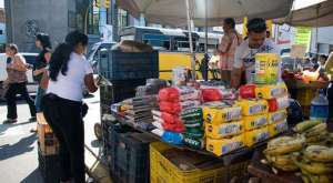 Buhoneros se ofrecen como alternativa de distribución de comida en los barrios