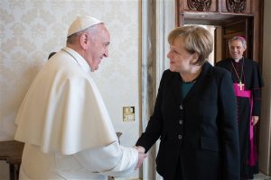 El Papa y Merkel hablan de Ucrania y lucha contra la pobreza
