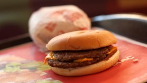 ¿Te gustaría de regalo una hamburguesa de McDonald’s de hace 20 años?