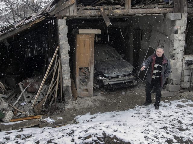 (UCRANIA), 09/02/2015.- Un hombre observa los destrozos de su garaje tras un bombardeo en Donetsk, Ucrania, hoy, lunes 9 de febrero de 2015. El Gobierno alemán anunció ayer la celebración de una cumbre en Minsk (Bielorrusia) este miércoles con participación de Rusia, Ucrania, Alemania y Francia para abordar un paquete de medidas que pongan freno a la violencia en el este de Ucrania. EFE/Alexander Ermochenko