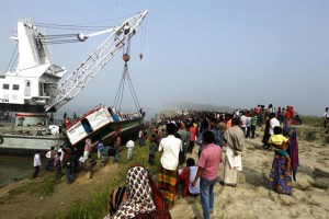 Al menos 70 muertos tras hundimiento de ferry en Bangladesh