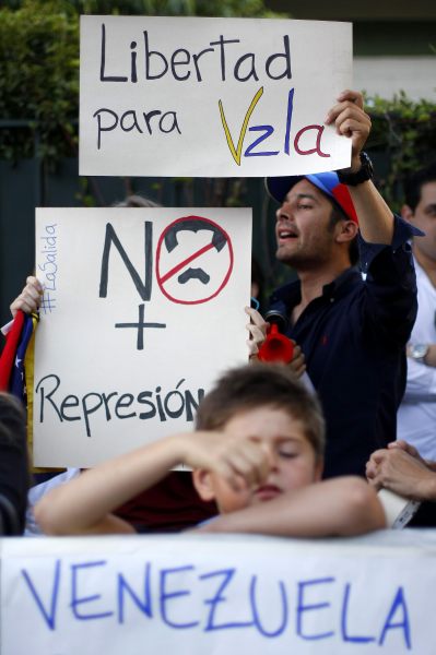 UNOS 200 RESIDENTES VENEZOLANOS PROTESTAN FRENTE A SU EMBAJADA EN CHILE