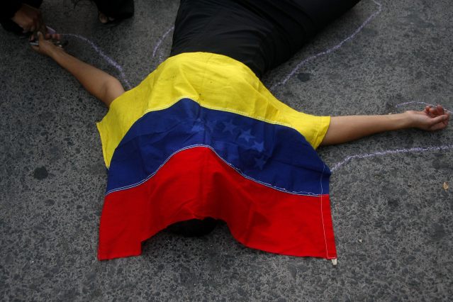 UNOS 200 RESIDENTES VENEZOLANOS PROTESTAN FRENTE A SU EMBAJADA EN CHILE