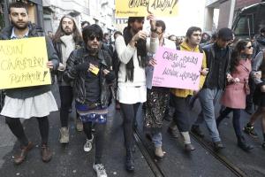 Hombres con minifalda protestan contra la violencia machista (Fotos)