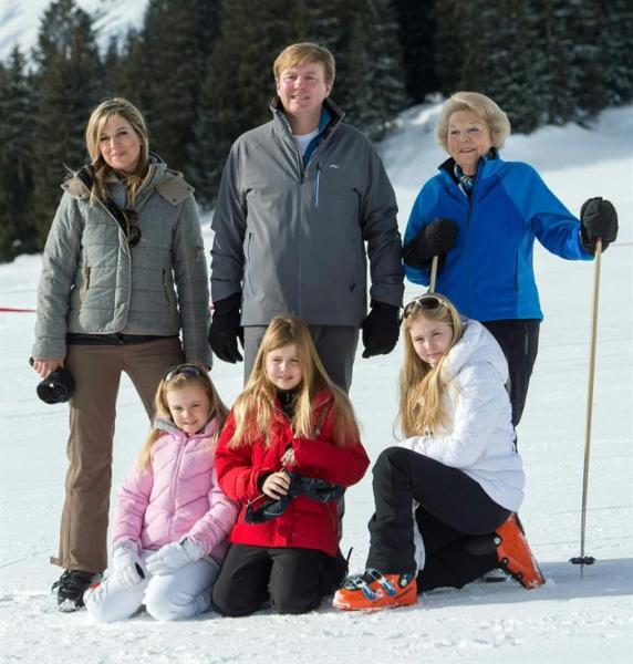 Los reyes de Holanda, Guillermo-Alejandro (c) y Máxima (i), posan para los fotógrafos junto a la princesa Beatriz (d) y sus tres hijas (bajo, de izda. a dcha.) la princesa Ariadna, la princesa Alexia y la princesa Catalina-Amalia, en Lech am Arlberg (Austria), hoy, lunes 23 de febrero de 2015. La familia real holandesa pasa sus vacaciones de invierno en este complejo de esquí desde 1959. EFE/Dietmar Stiplovsek