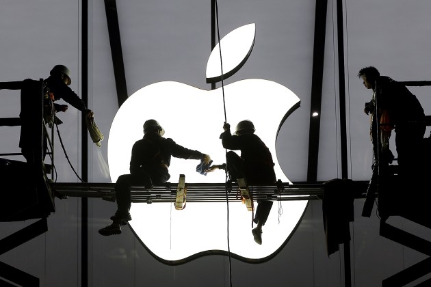 Foto: Los trabajadores se preparan para la apertura de una tienda de Apple en la provincia de Hangzhou, Zhejiang, en esta foto de archivo del 23 de enero 2015. China ha reducido algunas de las marcas de tecnología más importantes del mundo a partir de sus listas de compras estatales aprobados, mientras que la aprobación miles más productos fabricados localmente. Siniestro Jefe es el fabricante estadounidense de equipos de redes Cisco Systems Inc, que en 2012 contaba 60 productos en (CGPC) la lista del Centro de Compras de Gobierno Central, pero a finales de 2014 no tenía ninguno, un análisis de Reuters según datos oficiales. Smartphone y PC fabricante de Apple Inc también se ha caído en el período. Para igualar Exclusivo  / REUTERS