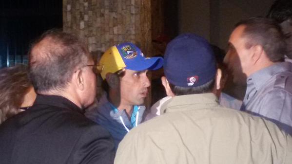 Capriles llegó a la sede del Sebin (Foto)