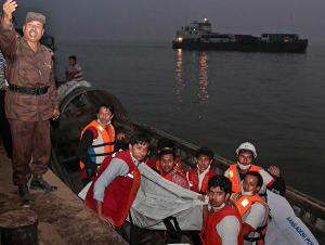 Al menos 39 muertos al hundirse ferry en Bangladesh