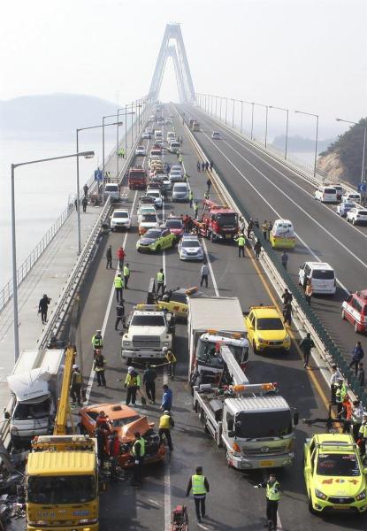 Bomberos trabajan en el Gran puente Yeongjong en Incheon (Corea del Sur) donde se ha producido un accidente en cadena provocado por la intensa niebla que ha involucrado a unos 100 vehículos, ha costado la vida a dos personas y en el que más de 30 han resultado heridos. EFE/James Park 