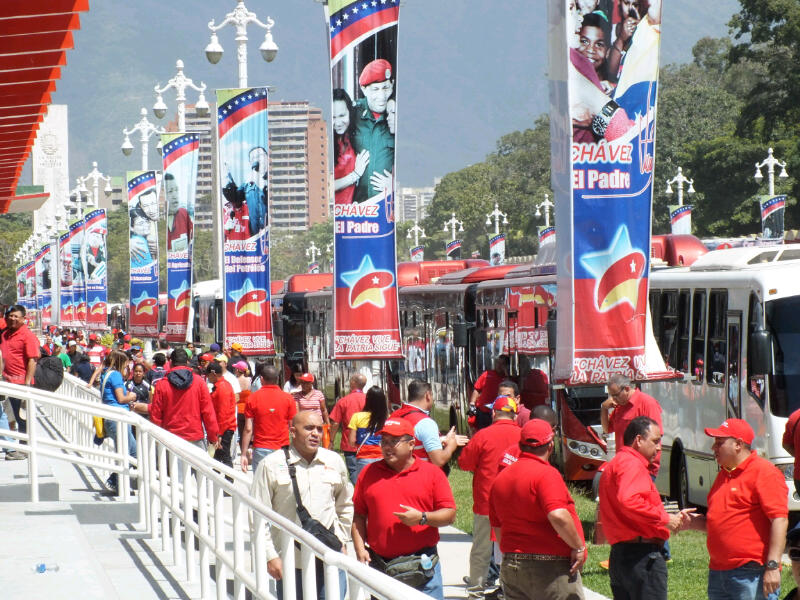 Chavistas aguardan en sus respectivos autobuses para ir al Cuartel 4F (Fotos)