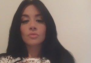 Diosa Canales sigue desafiando a Instagram topless y encaramada sobre su esposo