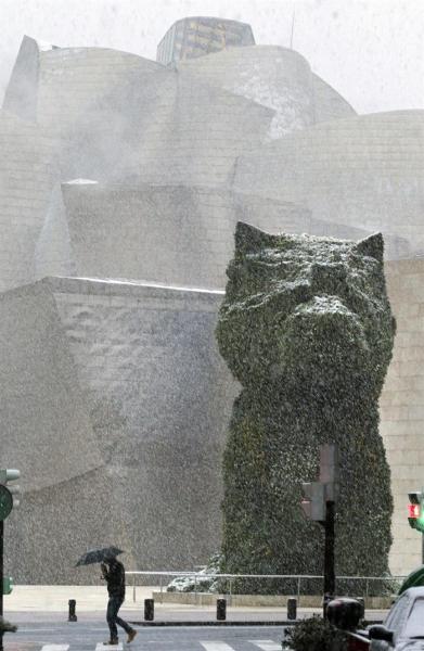 Euskadi afronta la llegada de un temporal de nieve, con cotas que bajarán a los 100 metros e incluso podrían situarse al nivel del mar, sobre todo en Gipuzkoa, por lo que los servicios de tráfico y protección civil están alerta para hacer frente a sus consecuencias. En la imagen, Puppy, el enorme perro diseñado por Jeff Koons que vigila la entrada al Museo Guggenheim Bilbao, bajo la nevada. EFE/LUIS TEJIDO.