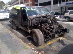 Policía de Miranda localiza camioneta desvalijada en la carretera Petare-Santa Lucía