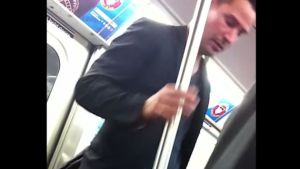 ¡Increíble! El millonario actor Keanu Reeves viaja en metro (Video)