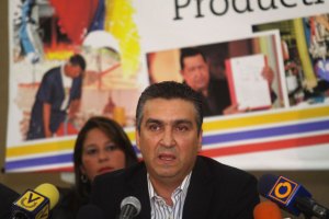 Según Pérez Abad, el Gobierno busca desmontar precios del “mercado negro”