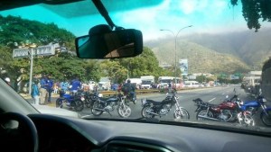Trancada la entrada a La Urbina por motorizados (Fotos)