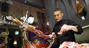 Español vuelve a batir el récord Guinness de tiempo cortando jamón