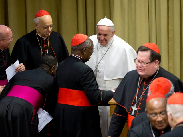 El papa Francisco recibe a cardenales y obispos a su llegada para una reunión especial en la sala del sínodo en el Vaticano, el 12 de febrero de 2015. (AP Foto/Andrew Medichini)
