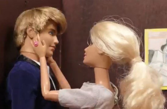 Barbie azota a Ken en nuevo tráiler de “50 Sombras de Grey”