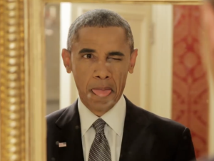 Barack Obama más farandi que nunca, se toma una selfie y saca la lengua (Foto)
