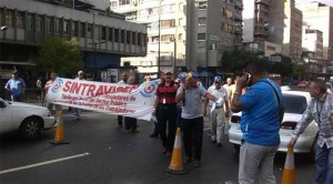 Trabajadores del Ministerio de la Vivienda protestan y trancan Chacao (Fotos)