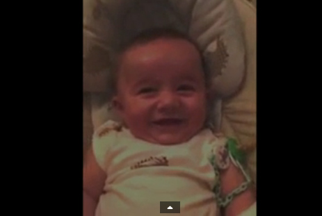 Bebé ruso, la nueva estrella gracias a su risa (Video)