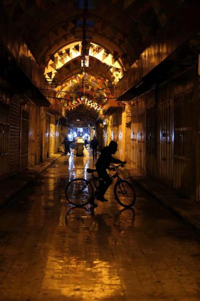 Foto: Un joven monta en bicicleta en una calle mojada por la lluvia en la localidad de Hebrón, Cisjordania, hoy, jueves 19 de febrero de 2015. Un frente frío, acompañado de intensa lluvia y nieve, ha comenzado a entrar en las últimas horas en Cisjordania, Gaza e Israel. EFE
