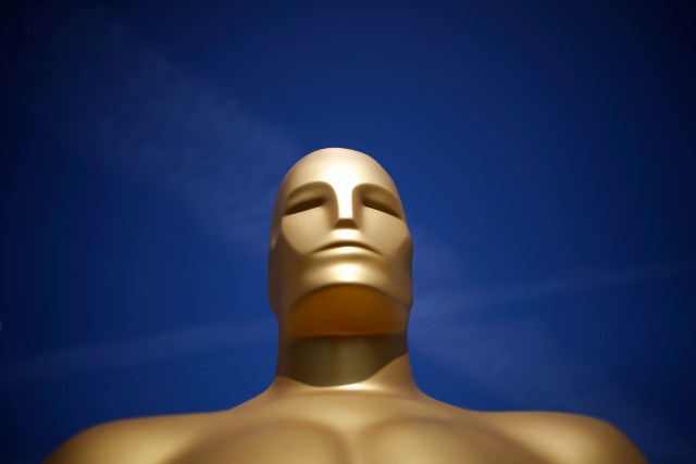 Foto: Una estatua de Oscar se encuentra en un estacionamiento cerca del Teatro Dolby Durante los preparativos por delante de los Premios de la Academia 87a en Hollywood / Reuters