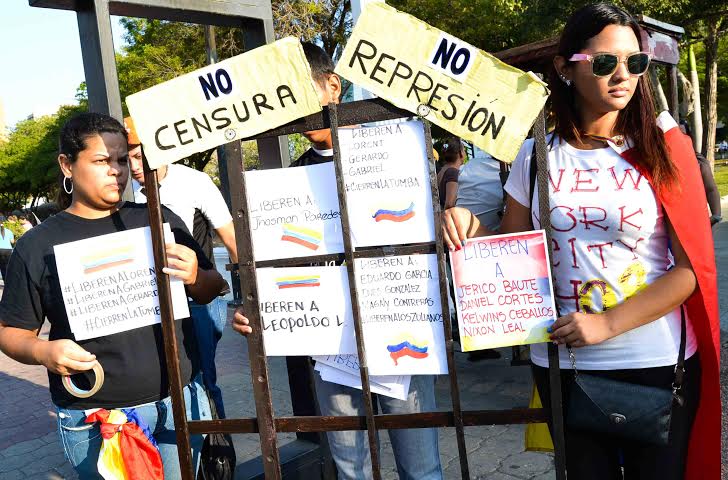 Venezolanos hicieron acto simbólico en solidaridad con Leopoldo López en todo el país