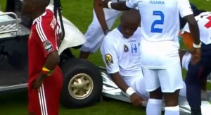 Carro de asistencia médica casi “atropella” a futbolista en plena cancha