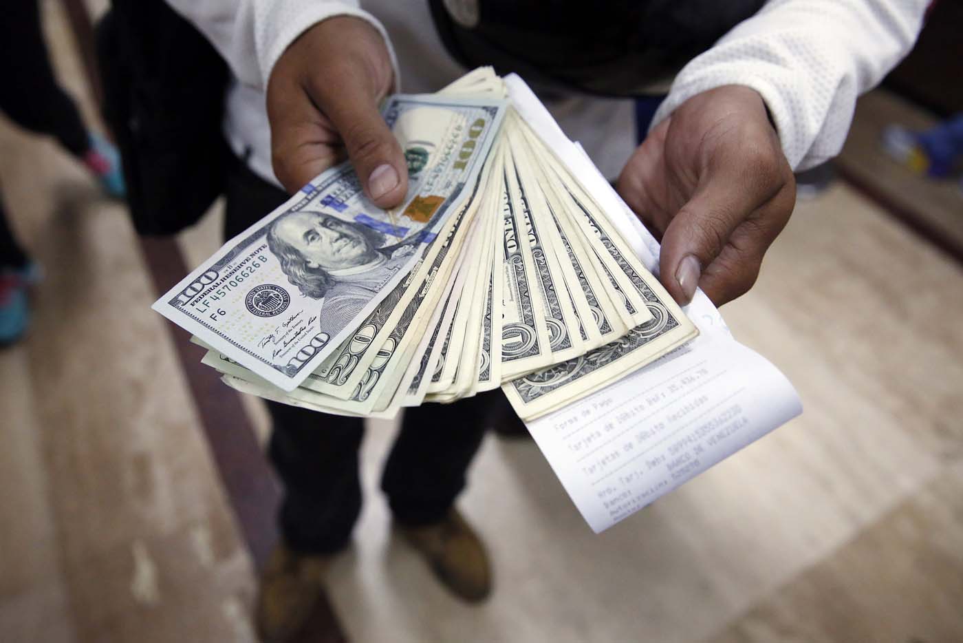 Analistas estiman que dólar paralelo cerrará por encima de 1.000 bolívares este año