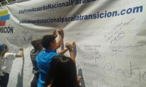 Recolectan firmas para la transición en la calle Elice de Chacao #28F