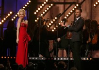 Miley Cyrus, Enrique Iglesias y Gina Rodriguez, presentadores en los Grammy