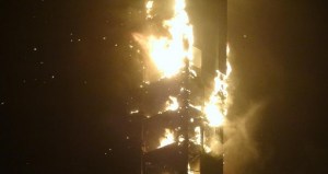 Video: Voraz incendio se apodera de uno de los edificios más altos de Dubái