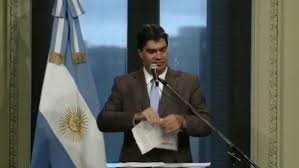 Jefe de Gabinete argentino rompió un diario Clarín en vivo: Todo es basura y mentira (Video)