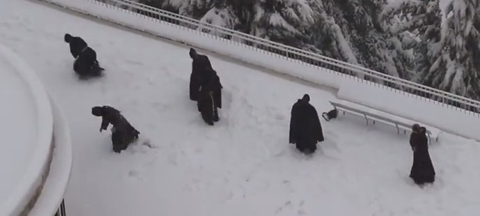 Monjes se cayeron a bolas de nieves en Jerusalén (Video)