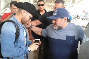 Entérate cuál cantante venezolano se tomó un “Selfie” con Maradona (Fotos)