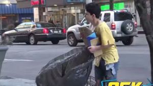 Niño pide ayuda en la calle y solo un mendigo lo ayuda (Video)