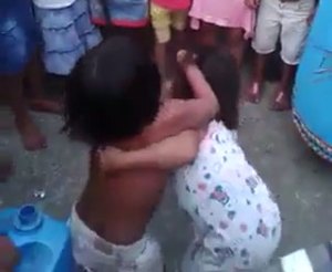 ¡Indignante! Madres panameñas obligan a sus hijas de cinco años a pelearse (Video)
