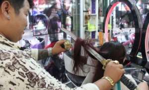 ¡WTF! Peluquero hace cortes de cabello con espada samurai (Video)