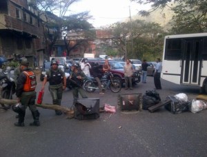 Cerrado el paso en la Petare-Santa Lucía por protesta (Fotos)