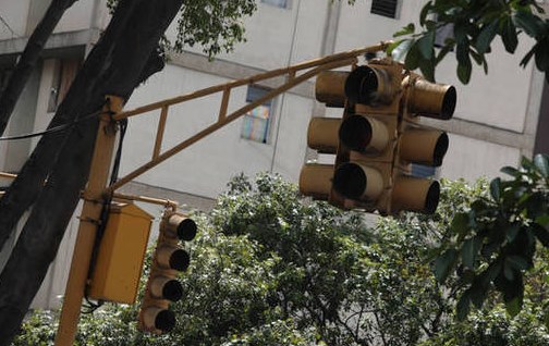 Fallan equipos electrónicos en semáforos de Caracas